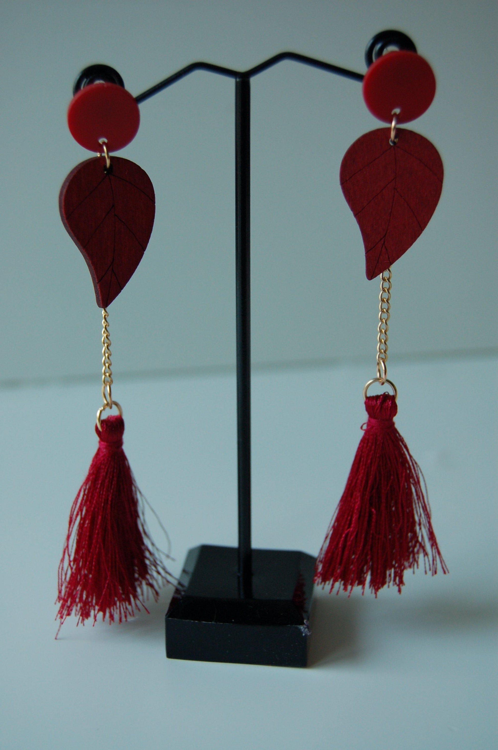 Boucle d'oreilles pendantes rouge  à pompons tendance, Boucle d'oreilles pendantes fantaisies tendance, Bijoux tendance, mode été , accessoires mode tendance, jewelry fashion