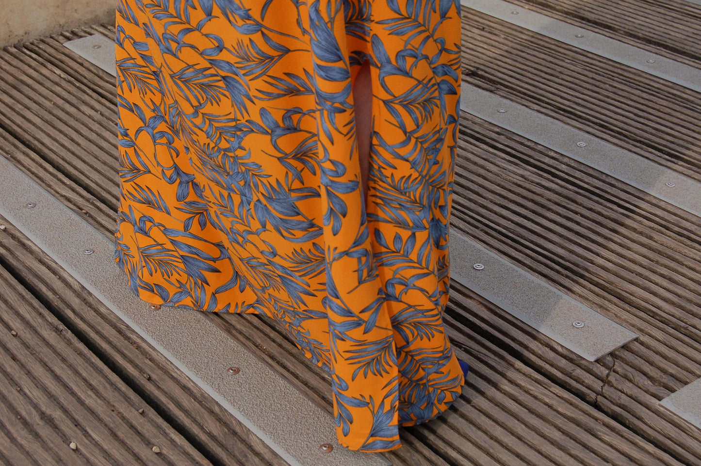 robe-longue-fendue-orange-a-imprime-floral-smockee-femme-grande-taille